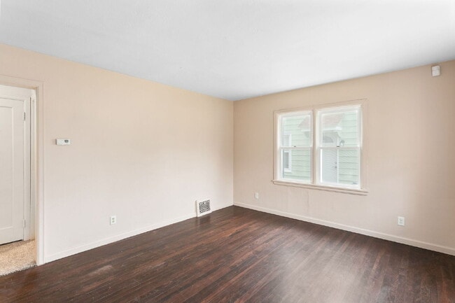 Building Photo - VOUCHERS ACCEPTED at this 3 bedroom, 1 bath renovated home.