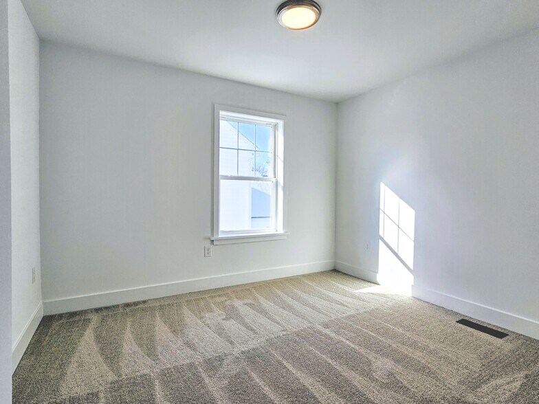 Building Photo - 398 Hensley St