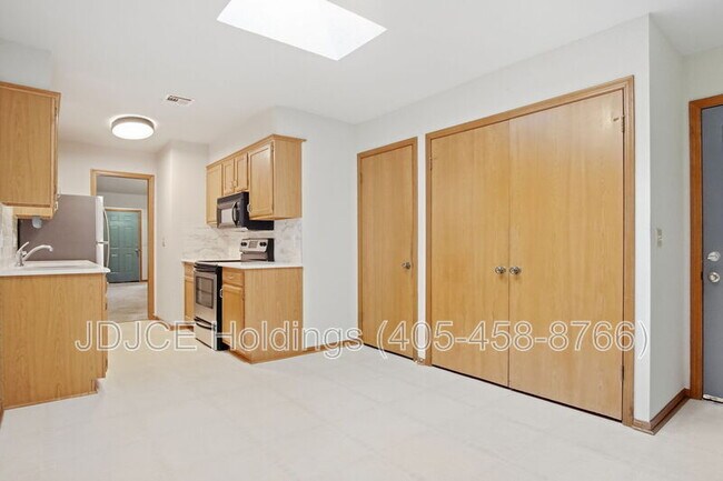 Building Photo - 431 W Curtis Dr