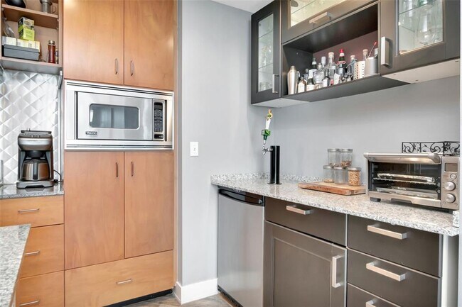 Building Photo - 1120 E Kennedy Blvd