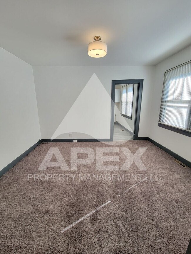 Building Photo - Renovated - Craftsman Style 2 Bd 1- Ba Sin...