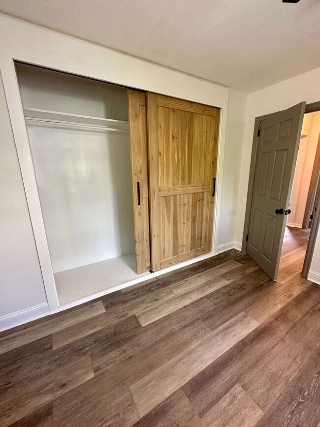 Building Photo - "Charming 2-Bed Gem with Granite Elegance ...