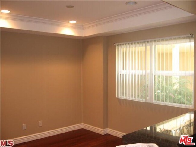 Building Photo - 1135 Rexford Dr