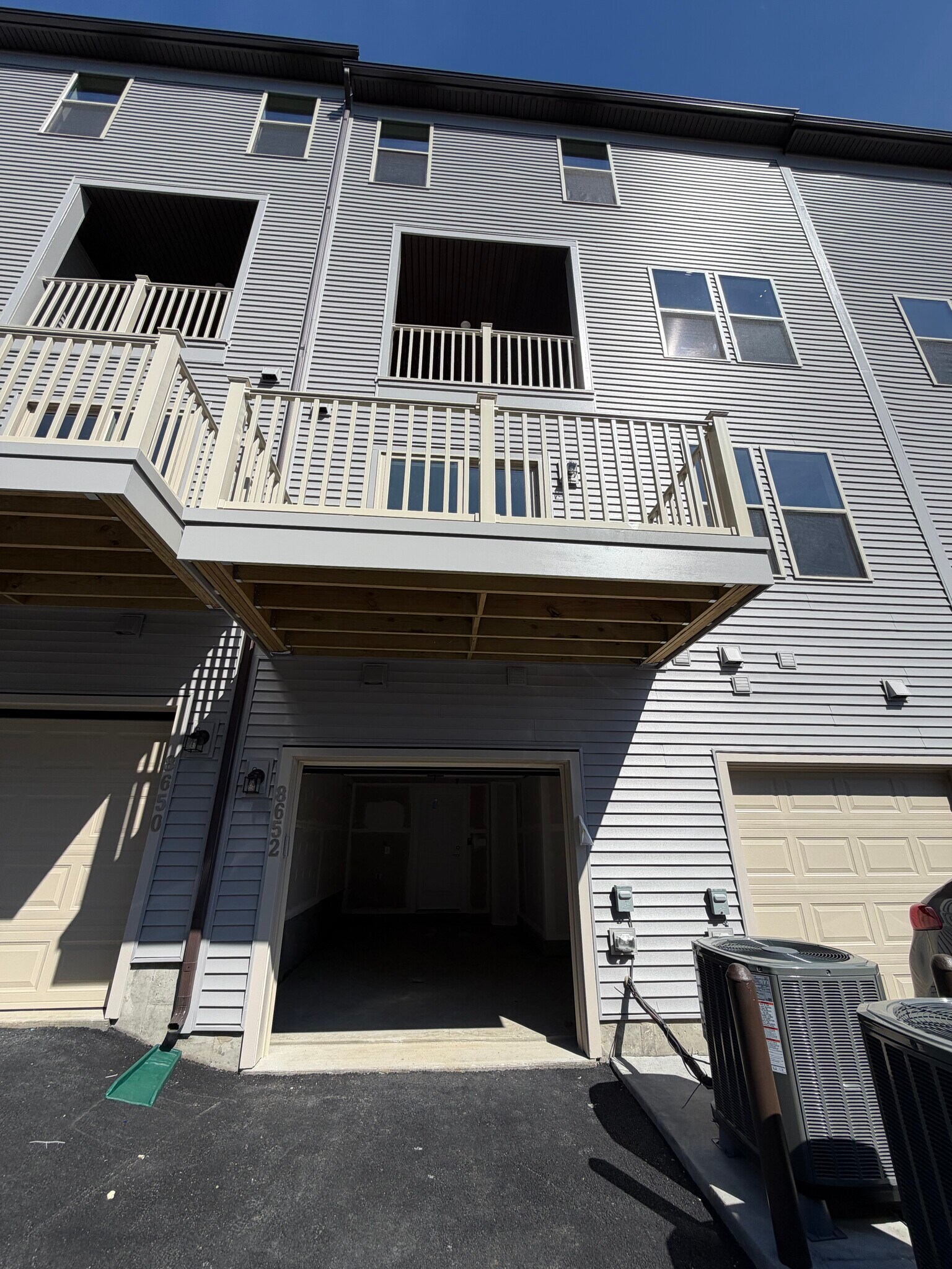 garage - 8652 Lovelace St