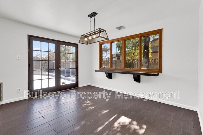 Building Photo - 1333 E Donner Dr