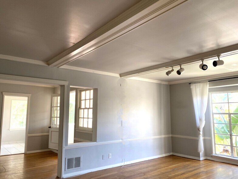 Building Photo - 10682 Kinnard Ave