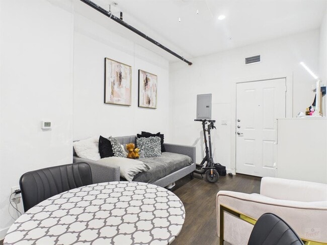 Building Photo - 1010 W 26th St