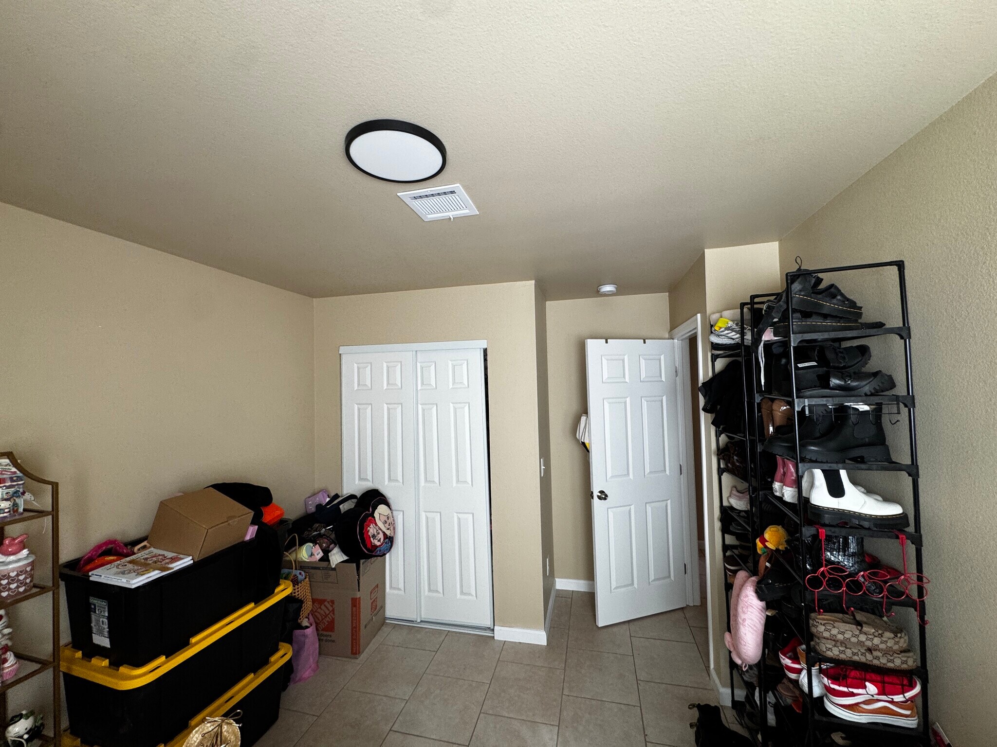 Building Photo - 879 N Mountain View Ave