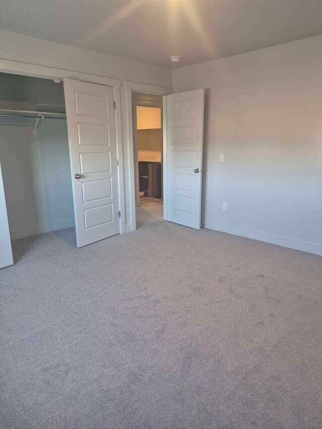 Building Photo - 4051 Cerro Wy