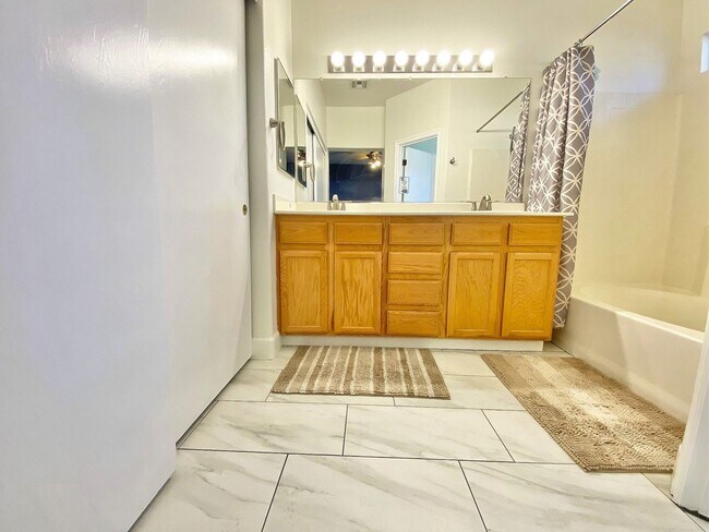 Building Photo - BEAUTIFUL 3 BEDROOM 2 FULL BATHS SINGLE ST...