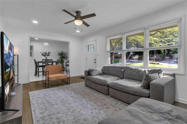Building Photo - 610 Oriole Dr SE