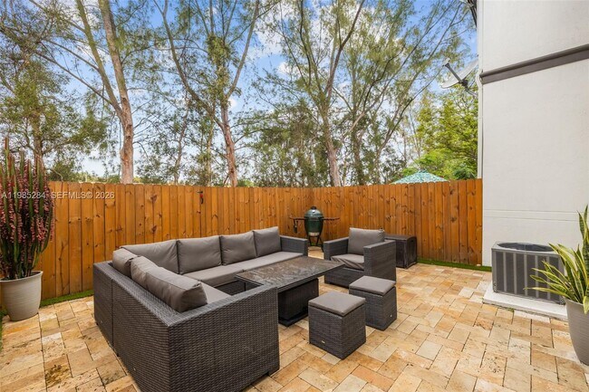 Building Photo - 7852 NW 116 Pl