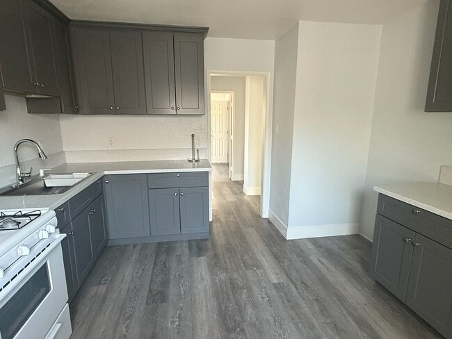 Building Photo - Beautiful and Well Kept 3-Bedroom House fo...