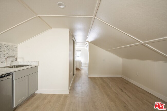 Building Photo - 4616 Rosewood Ave