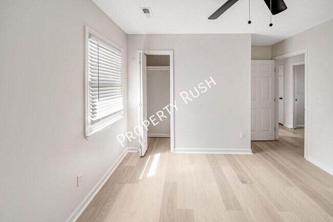 Building Photo - 1104 Queens Dr