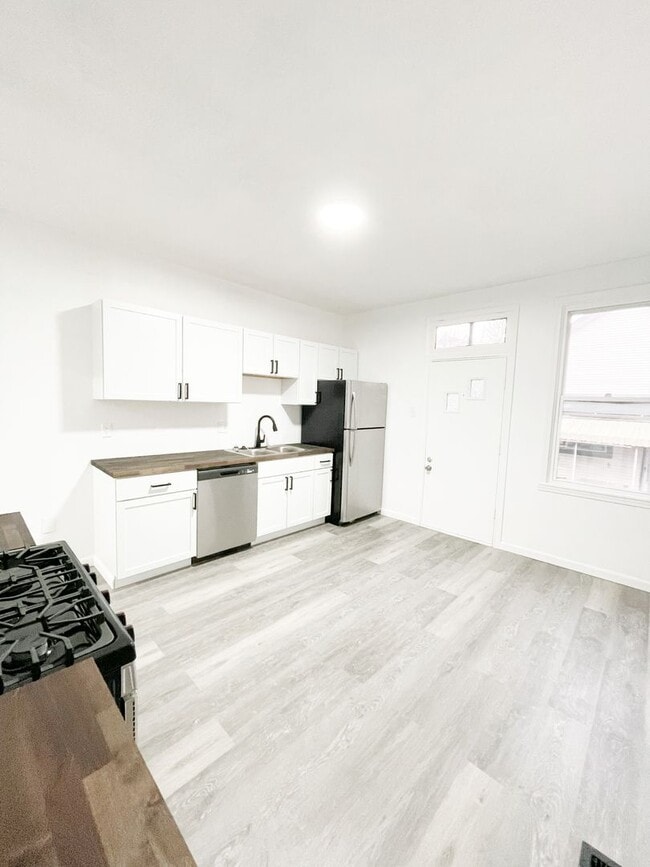 Building Photo - AVAILABLE MAY 2026 - Completely Renovated 2 Bedroom Home!