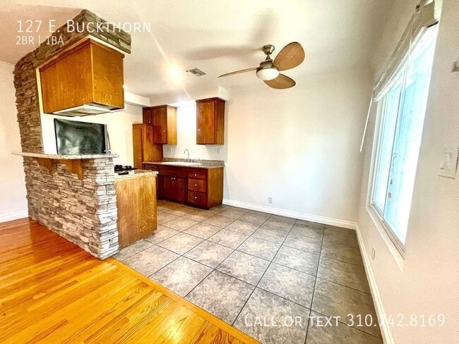 Building Photo - 127 E. Buckthorn-