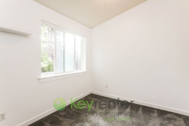 Building Photo - 3-Bedroom Beauty with Fenced Yard and Flex...