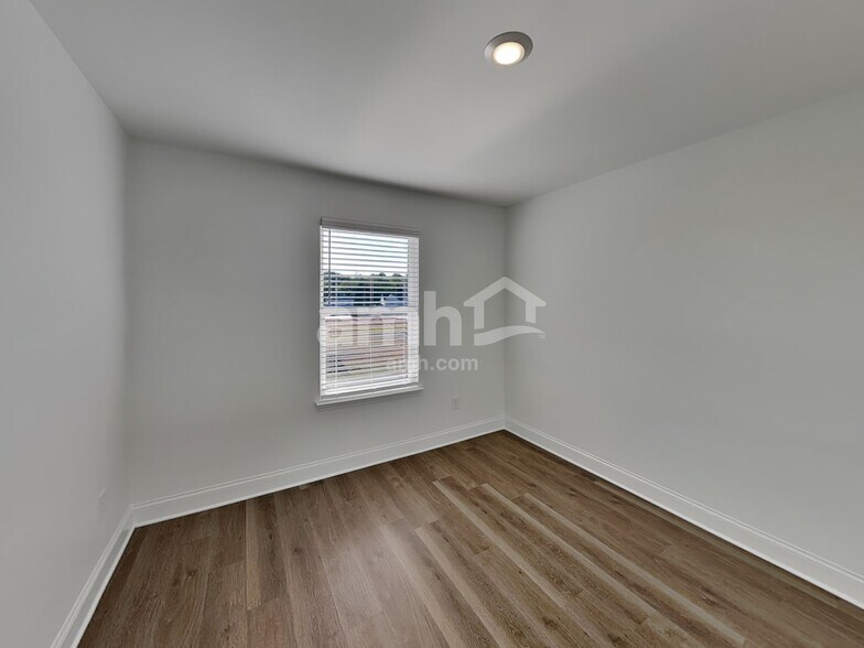 Building Photo - 56 Pointe Dr