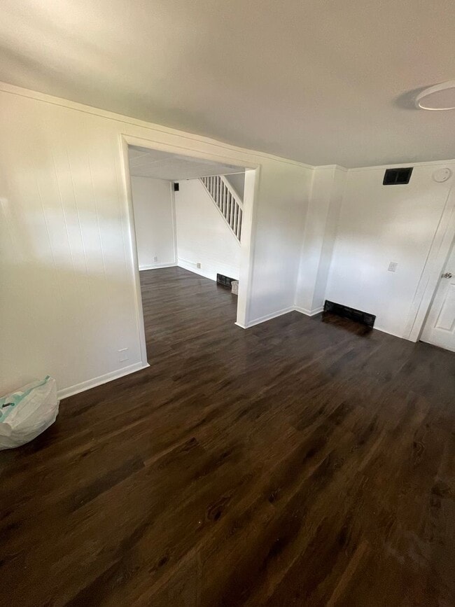 Building Photo - 3 bedroom home in Elizabeth-Forward!