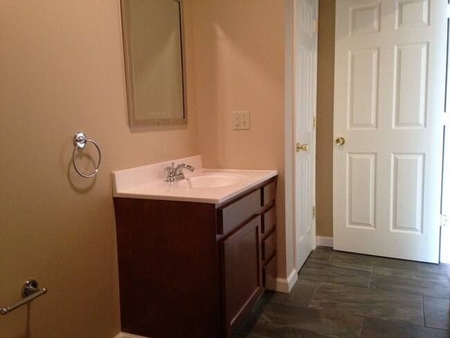 bathroom - 494 Mill St