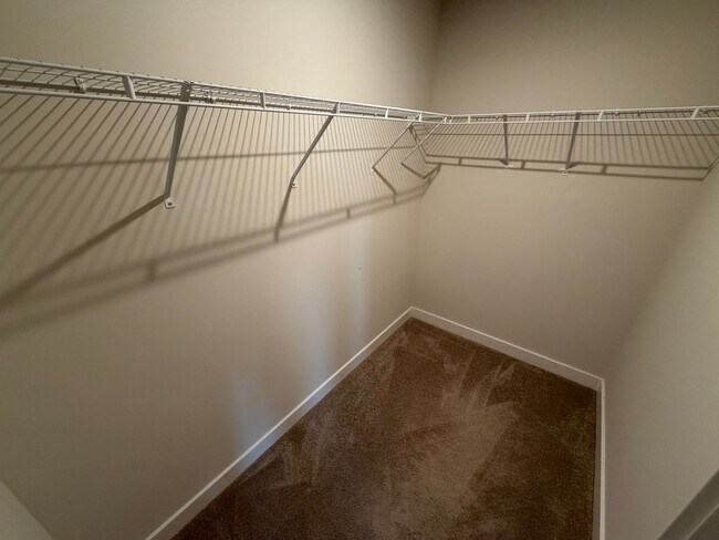 Building Photo - Like-New 4 Bedroom Townhouse