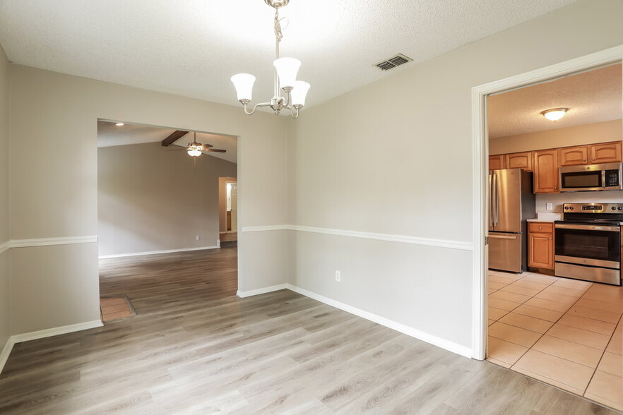 Building Photo - 3342 Laurel Grove N