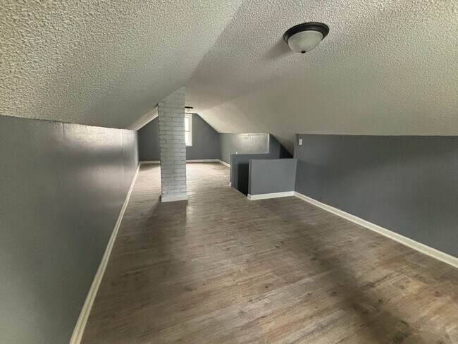 Building Photo - 4 Bed 2 Bath Home with Garage Near Swope PKWY Available NOW!