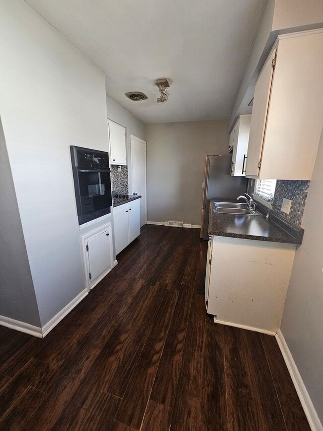 Building Photo - MOVE IN SPECIAL! There is a $25 fee per ap...