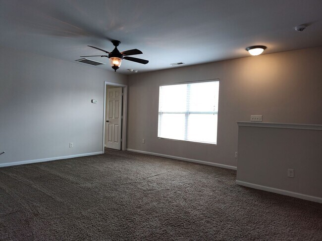 Building Photo - Pristine home located in the Woodbury comm...