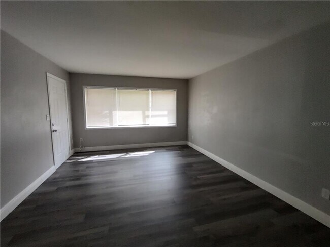 Building Photo - 320 W Howry Ave