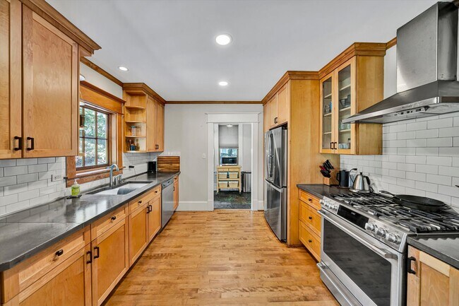 Building Photo - 2229 Wycliffe Ave SW