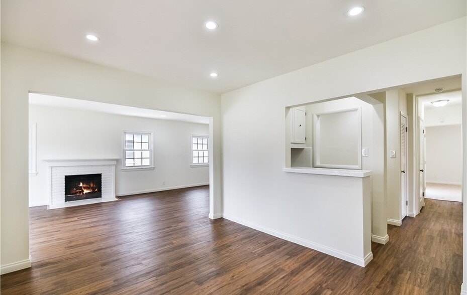 Building Photo - 6434 Densmore Ave