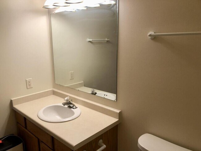 Building Photo - 451 Linden Dr