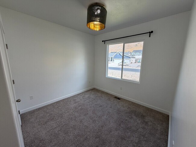 Building Photo - 8285 Lakeshore Dr