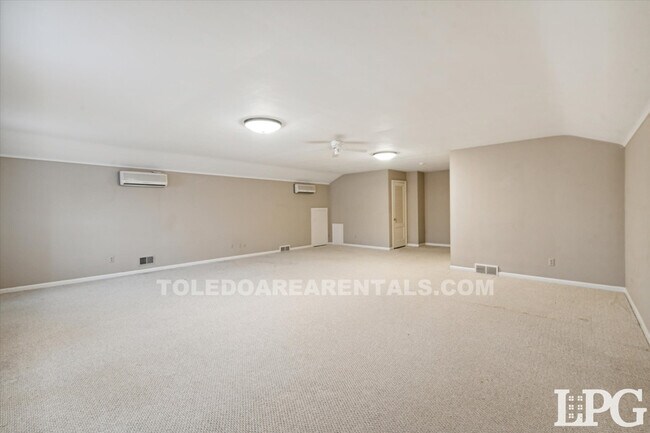 Building Photo - 3835 Hillandale Rd
