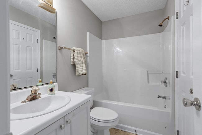 Building Photo - Cape Cottages Modern top floor unit with s...