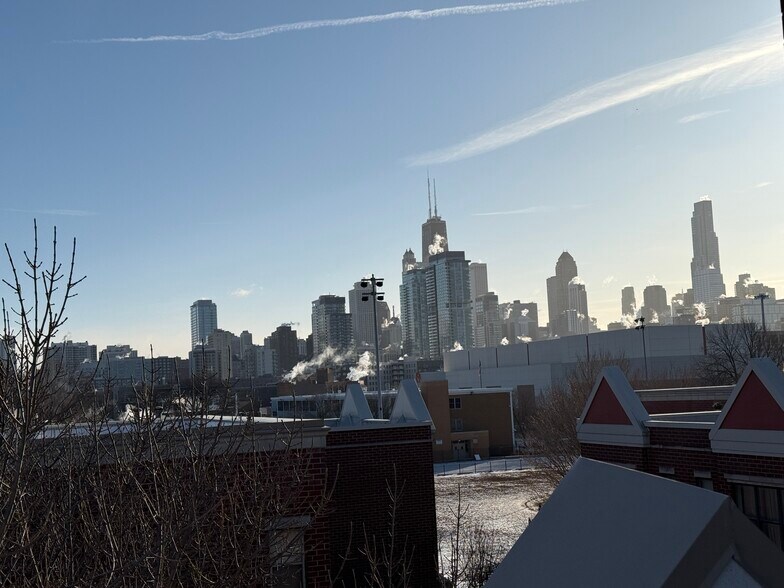 Building Photo - 1332 N Burling St