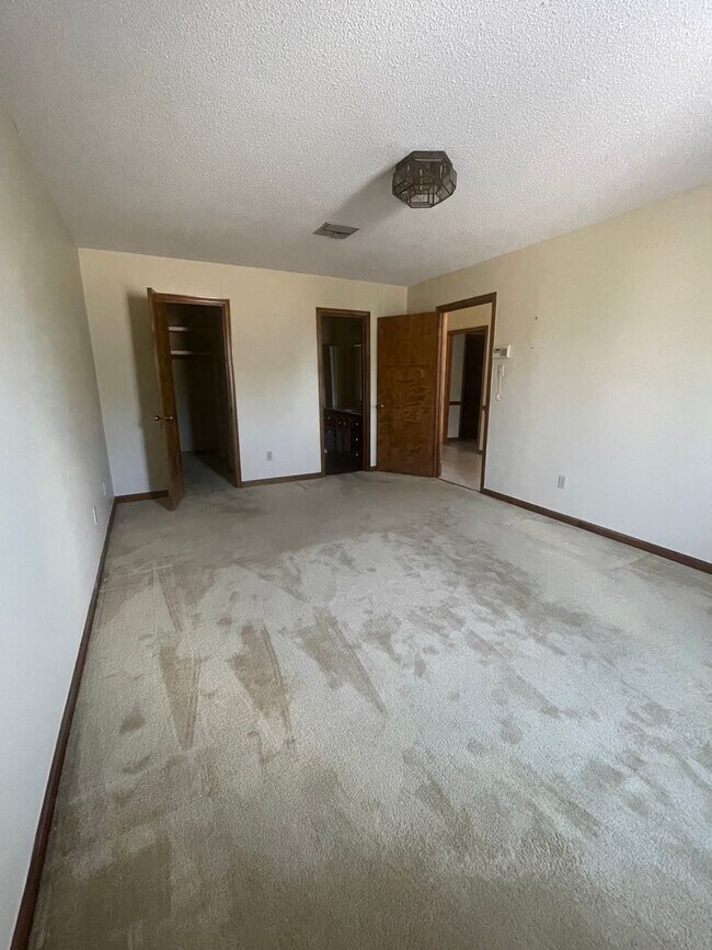Building Photo - Two Bedroom Townhouse Near the Cajundome!