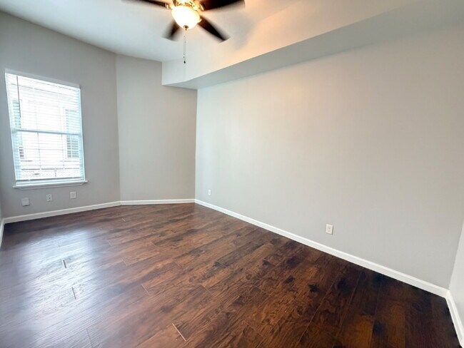 Building Photo - 3 bedroom and 2 bathrooms has newly renovated modern home in Southtown unit ready to move in! Mov...