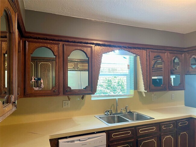 Building Photo - 9626 Hearthwood Dr