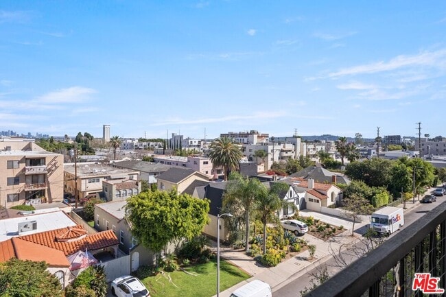 Building Photo - 1115 S Elm Dr