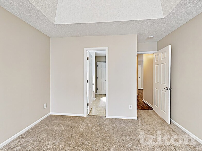 Building Photo - 218 Glencroft Dr
