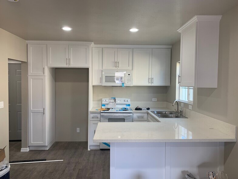 Kitchen - 6117 S Victoria Ave