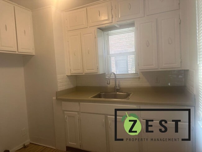 Building Photo - WELCOME HOME! 3BDRM 1.5BTH w/ GARAGE!!! AN...