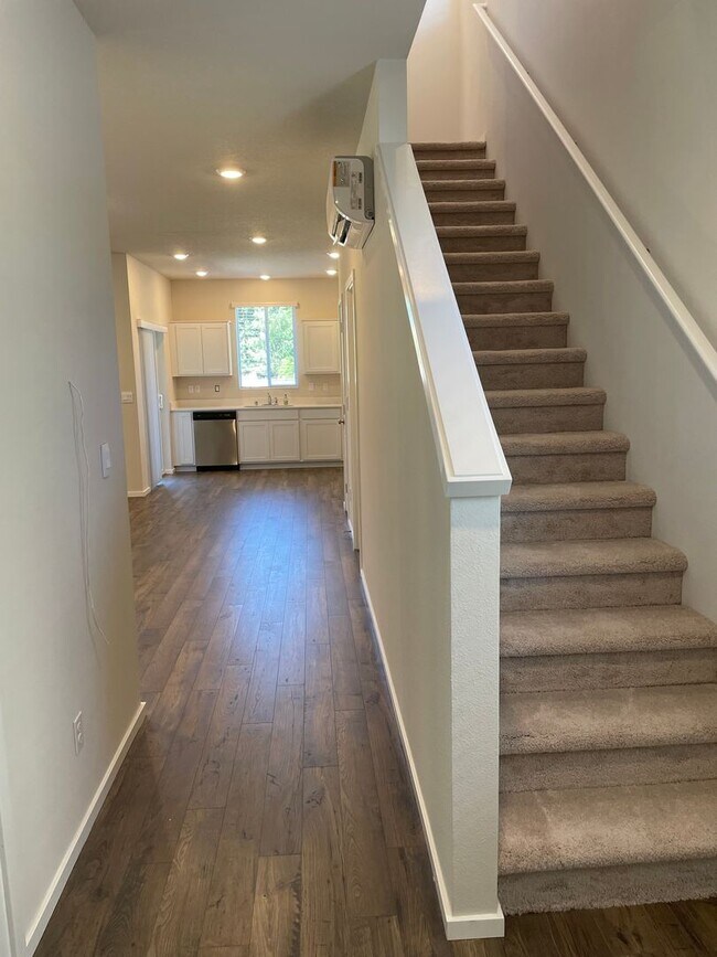 Building Photo - HALF OFF FIRST MONTHS RENT 3 Bed 2.5 Bath ...