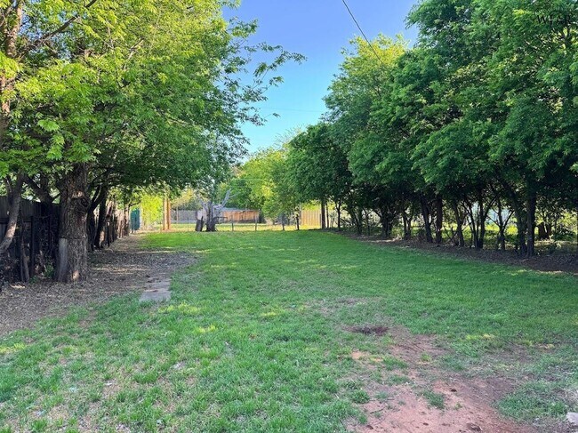 Building Photo - 1916 7th St