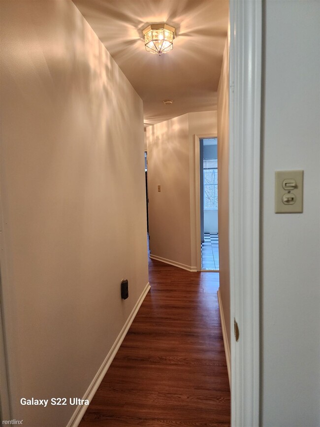 Building Photo - 3 br, 2.5 bath Townhome - 1585 Pinewind Drive