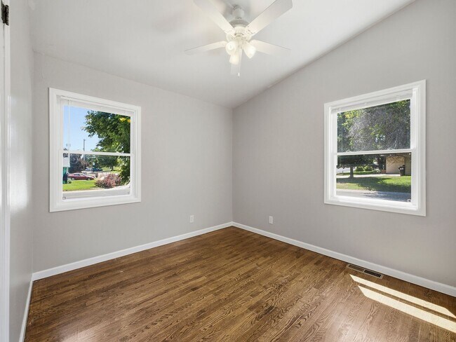 Building Photo - Updated 3 Bed Home with Vaulted Ceilings, Solar Panels & Large Corner Lot