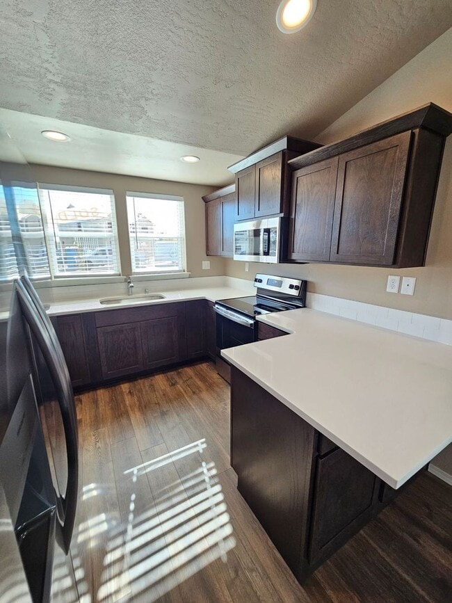 Building Photo - 3 Bedroom Home